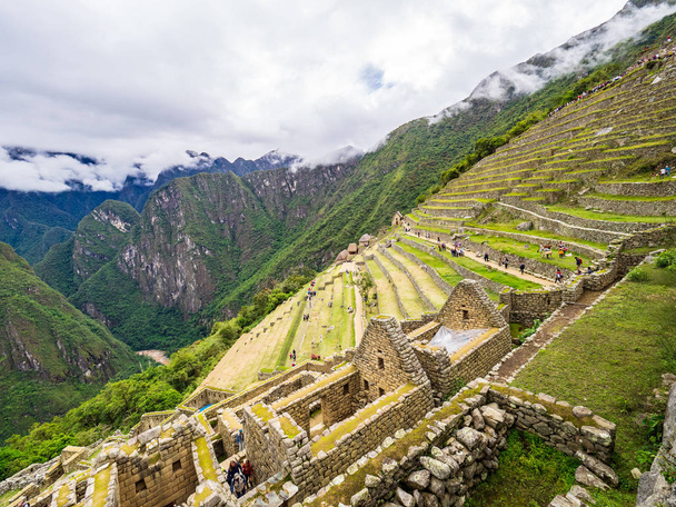 Tipikus építkezések és teraszok a Machu Picchu Fellegváron - Fotó, kép