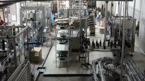 Лінія розливу і герметизації конвеєра на виноробному заводі
 - Кадри, відео