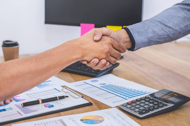 Finishing up a meeting, Business handshake after discussing good deal of Trading contract for both companies and gesturing people connection deal, Meeting and greeting concept. - Foto, Imagen