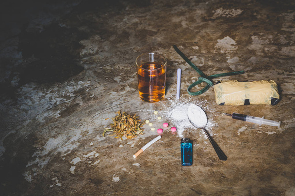 床の上の様々な種類の薬,異なるハード薬のコレクションヘロイン,薬,マリファナ,タバコとアルコール,中毒の概念 - 写真・画像