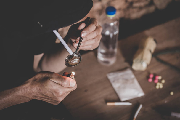 Teenager-Mann nimmt Heroin, Drogenabhängige, Krankheit, Nein zu Drogen, das Konzept der Anti-Drogen, 26. Juni Internationaler Tag gegen Drogenmissbrauch. - Foto, Bild