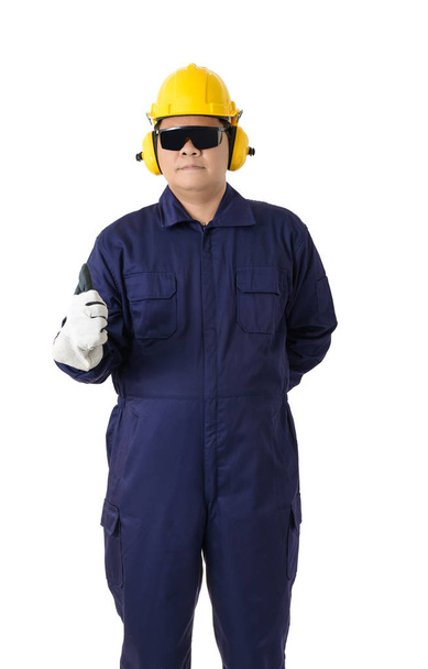 Portret van een werknemer in Mechanic Jumpsuit met helm oorkappen, beschermende handschoenen en veiligheidsbril geïsoleerd op een witte achtergrond uitknippad - Foto, afbeelding