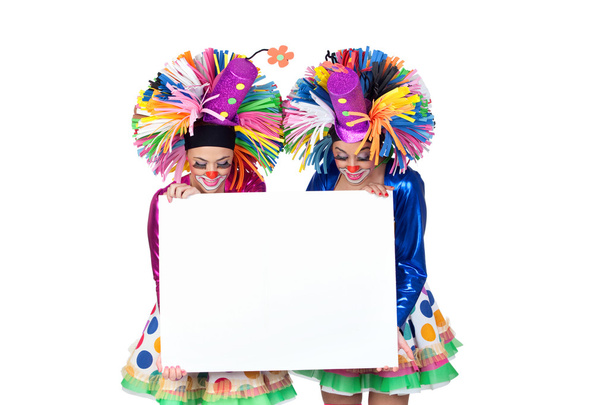 Couple de clowns drôles avec une affiche vierge
 - Photo, image