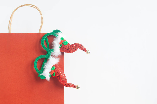 weihnachtliche Modeaccessoires mit Einkaufstasche auf weißem Hintergrund - Foto, Bild