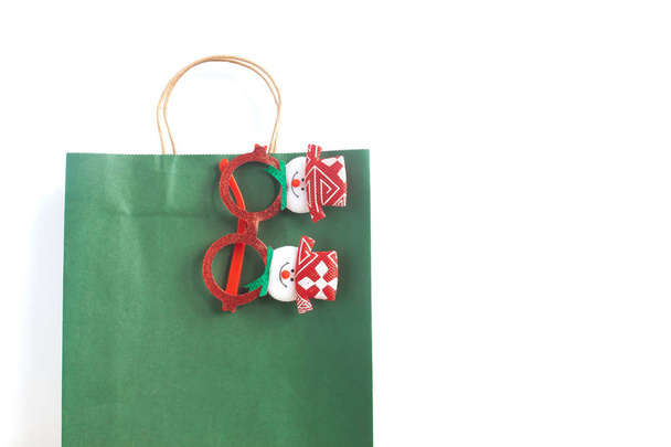 Bolsa de compras de papel con accesorios navideños, compras navideñas
 - Foto, imagen