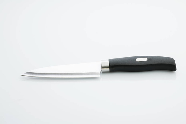 Cozinha: Vista superior da faca de cozinha com lâmina de aço inoxidável no fundo branco
 - Foto, Imagem