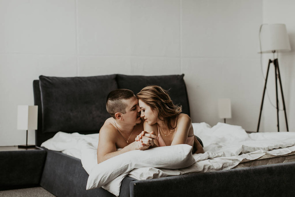 beautiful couple kissing in bed - Zdjęcie, obraz
