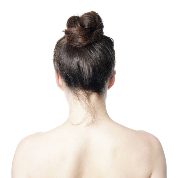 vue arrière de la femme avec style de cheveux de chignon salissant
 - Photo, image