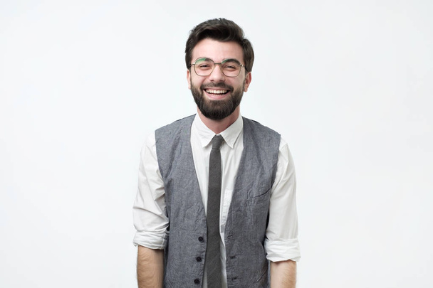Portret przystojny hispanmic młody człowiek śmiechem w kamizelka, biała koszula i krawat. - Zdjęcie, obraz