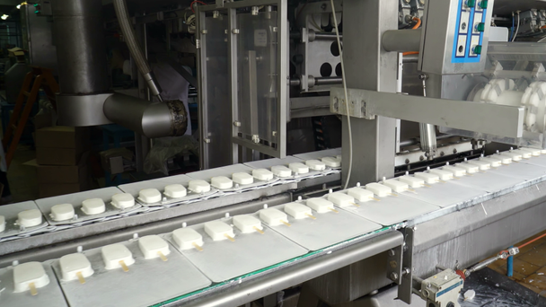 As linhas automáticas de transporte para a produção de sorvete
 - Filmagem, Vídeo