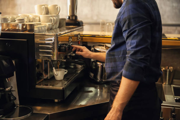 Barista preparing fresh aromatic coffee in cafe - Foto, afbeelding