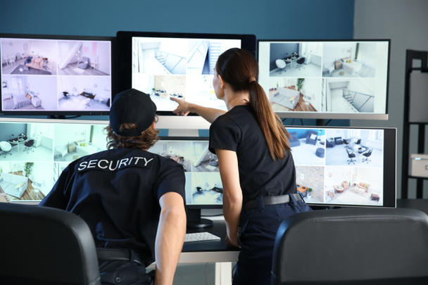 Guardias de seguridad monitoreando cámaras de CCTV modernas en la sala de vigilancia - Foto, Imagen