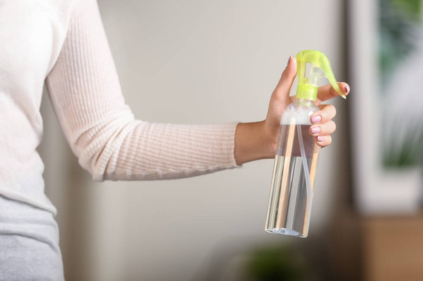 Γυναίκα ψεκασμό αέρα freshener στο σπίτι - Φωτογραφία, εικόνα