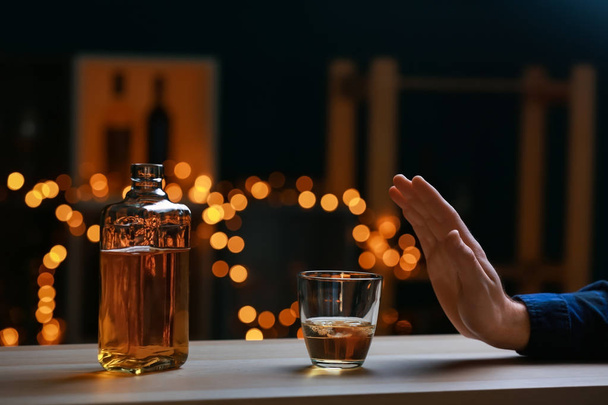El hombre se niega a beber whisky en el bar
 - Foto, Imagen