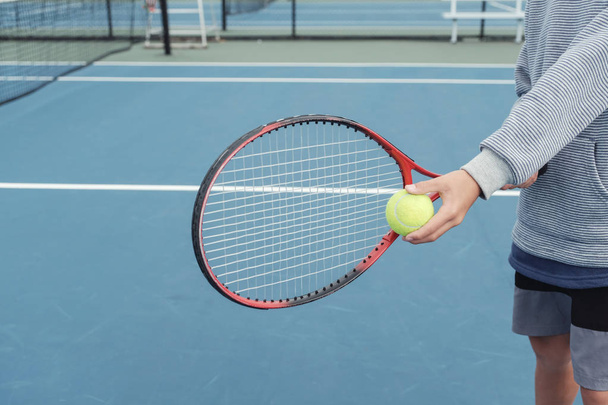 Animacji młody chłopiec tenisista na odkrytym korcie niebieski - Zdjęcie, obraz