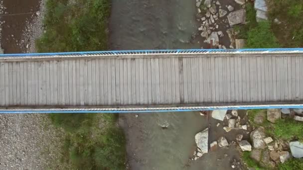 Aparat strzelanki drone jazdy szybki rower na moście. - Materiał filmowy, wideo