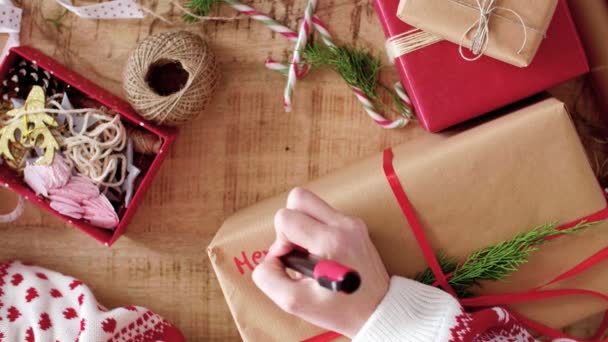 Nő írás "Boldog karácsonyt" a karácsonyi ajándék - Felvétel, videó