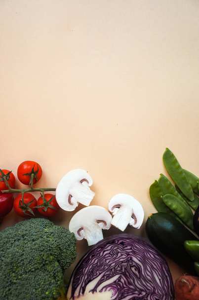 Fondo alimentario saludable. Fotografía de alimentos diferentes verduras aisladas fondo de color. Copiar espacio
. - Foto, Imagen