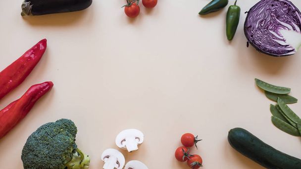 Gezonde voeding achtergrond / verschillende groenten geïsoleerd op een lichte achtergrond. Kopiëren van ruimte - Foto, afbeelding