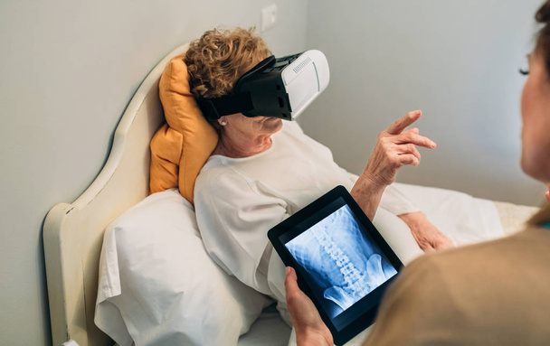 Idős beteg segítségével virtuális valóság szemüveg - Fotó, kép