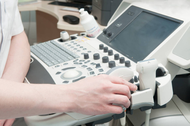 Arzthände mit Ultraschallgerät - Foto, Bild