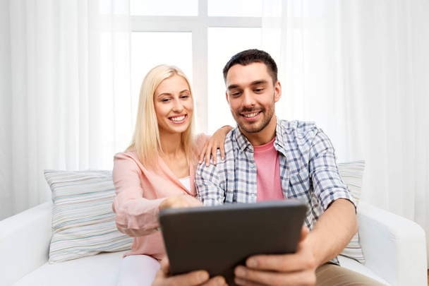 happy couple with tablet computer at home - Valokuva, kuva