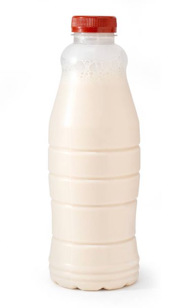 Botella de leche de plástico aislada en blanco con camino de recorte - Foto, imagen