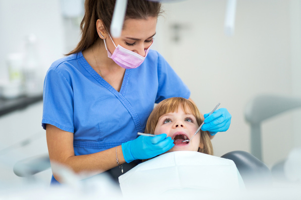 Little girl in the dentists office - Foto, imagen