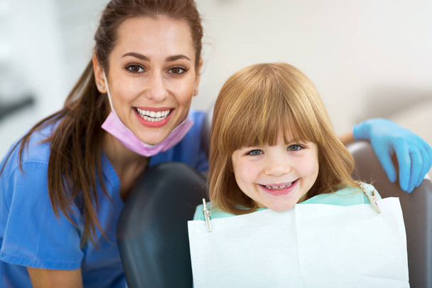 Little girl in the dentists office - Foto, immagini