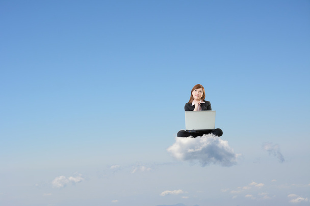 γυναίκα των επιχειρήσεων που κάθονται στο σύννεφο - Φωτογραφία, εικόνα