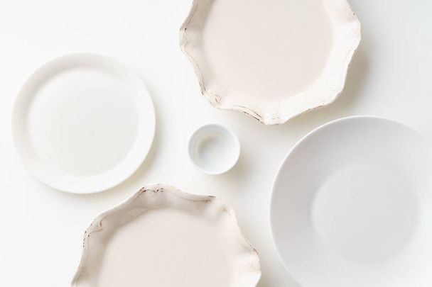 white empty porcelain plates isolated on white background, close-up  - Foto, Bild