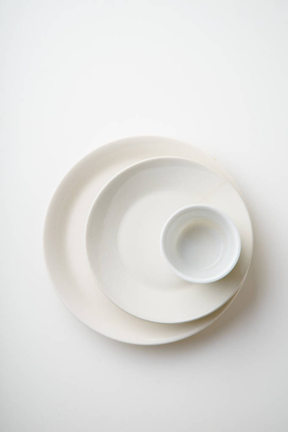stack of empty porcelain plates isolated on white background, close-up  - Foto, Imagem