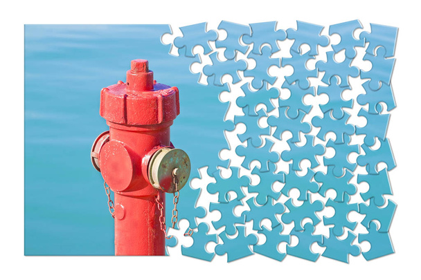 Gérez votre plan de prévention des incendies - Bouche d'incendie rouge sur fond d'eau - image concept en forme de puzzle
 - Photo, image