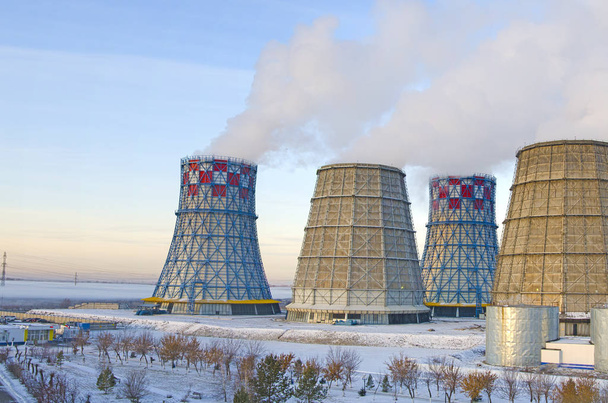 Έδαφος της θερμότητας και σταθμός παραγωγής ηλεκτρικού ρεύματος. Συσσωρευτής δεξαμενές και Πύργοι ψύξης. Γκρο πλαν. Χειμώνας - Φωτογραφία, εικόνα