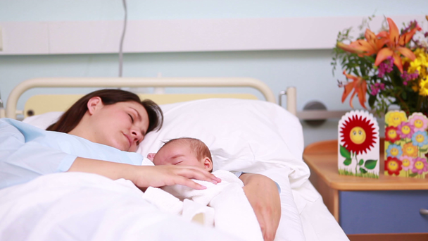 μητέρα και το μωρό που κοιμούνται στο ίδιο κρεβάτι - Πλάνα, βίντεο