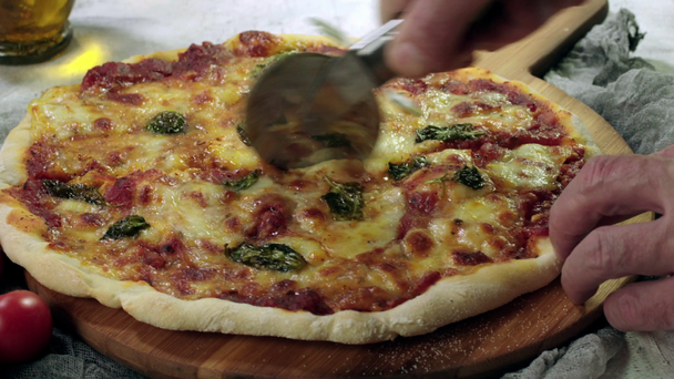 Kokki valmistamassa pizzaa margherita
 - Materiaali, video
