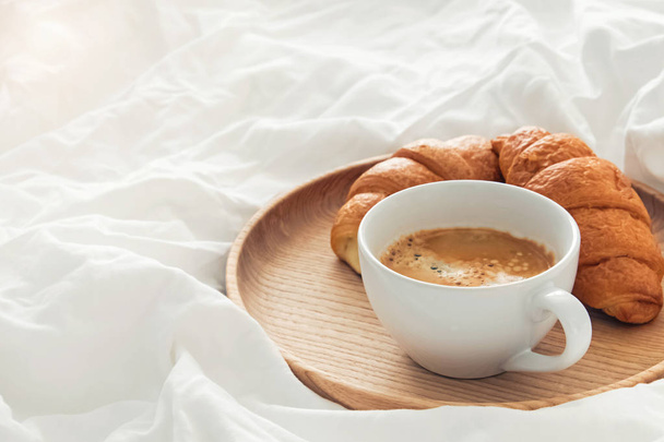 snídaně s kávou a croissanty v posteli - Fotografie, Obrázek