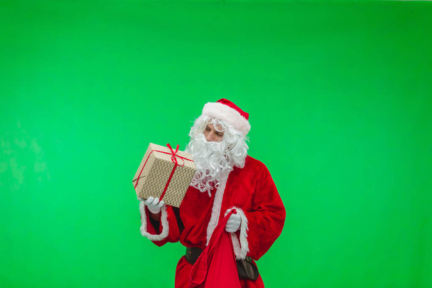 Photo du Père Noël se faire cadeau de son sac. chromakey
 - Photo, image