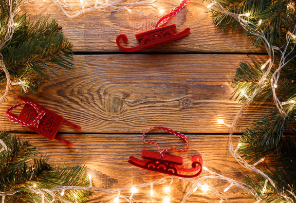 燃焼ガーランド、小ぎれいなな枝、クリスマスのおもちゃの木製のテーブルの上に写真 - 写真・画像