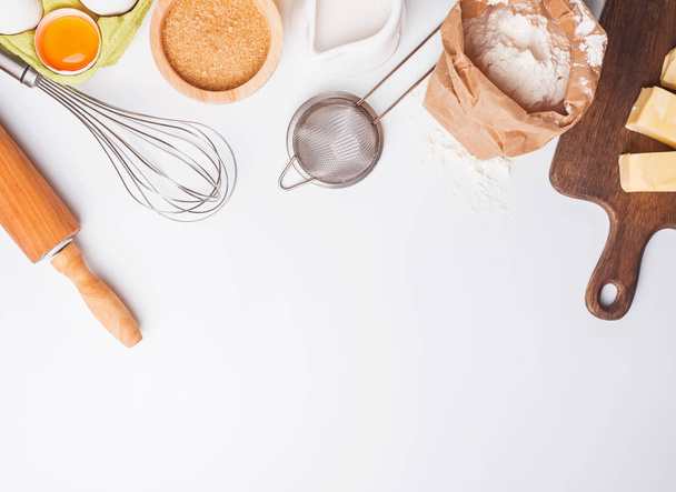 Tools and ingredients for baking: flour, eggs, sugar and other. - Foto, Bild