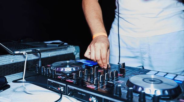 DJ hands realistic on party - Zdjęcie, obraz