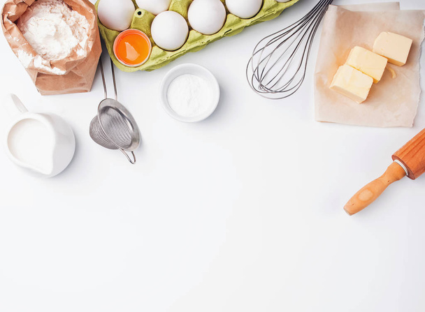 Tools and ingredients for baking: flour, eggs, sugar and other. Baking process flat lay - Foto, Imagem