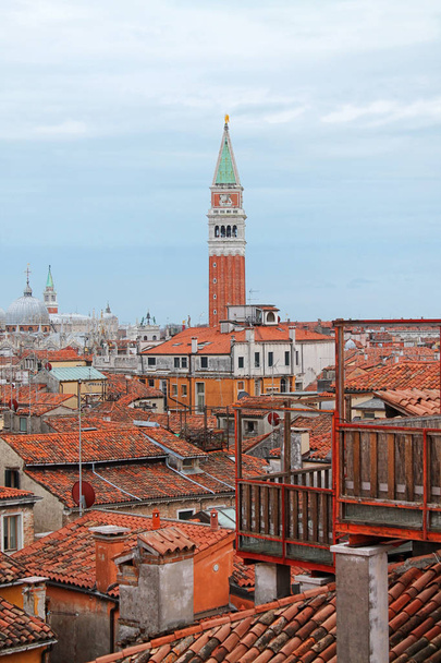 Viehättävä näkymä Venetsian kaupungin katoille, Italia, Eurooppa. Näkymä San Marcon kellotorniin ja Pyhän Markuksen basilikaan. venetsialainen kaupunkikuva
.  - Valokuva, kuva