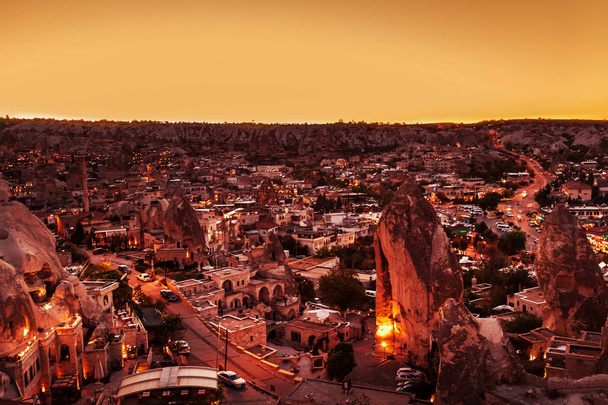 Illuminated at night streets of Goreme, Turkey, Cappadocia. The famous center of flight balloons. Amazing night landscape. - Foto, Imagem