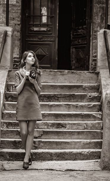 κορίτσι με vintage 6 x 6 κάμερα στο δρόμο της πόλης - Φωτογραφία, εικόνα