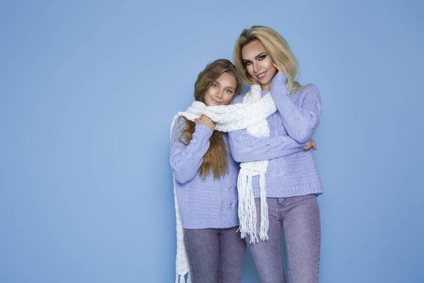 Портрет красивих блондинок, мати з дочкою в зимовому одязі на фоні
. - Фото, зображення