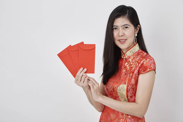 Красота китаянка носить cheongsam и принимать Красные конверты китайский новый 2019 год, Концепция счастливого китайского нового года
 - Фото, изображение