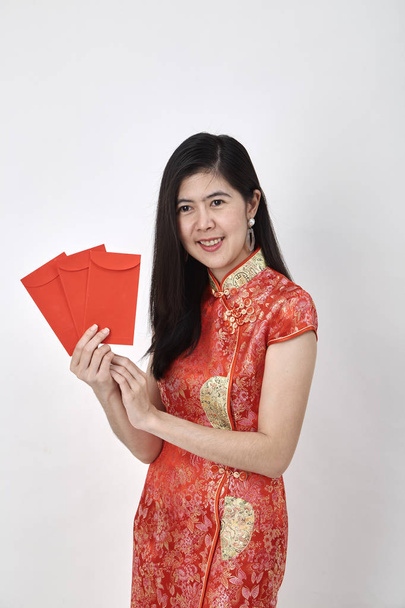 Schoonheid Chinese vrouw cheongsam dragen en nemen rode enveloppen Chinees Nieuwjaar 2019, Concept van happy chinese Nieuwjaar - Foto, afbeelding