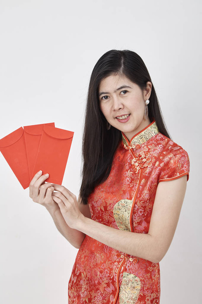 Schoonheid Chinese vrouw cheongsam dragen en nemen rode enveloppen Chinees Nieuwjaar 2019, Concept van happy chinese Nieuwjaar - Foto, afbeelding