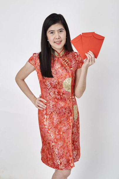 Kínai nő szépségét cheongsam viselni, és hogy piros borítékot kínai újév 2019 fogalom boldog kínai újév - Fotó, kép